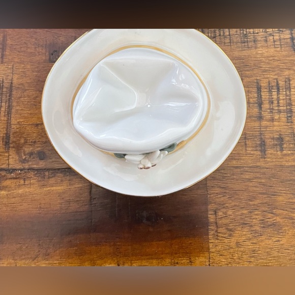 Vintage Dresden white hat with gold figurine - Picture 5 of 7